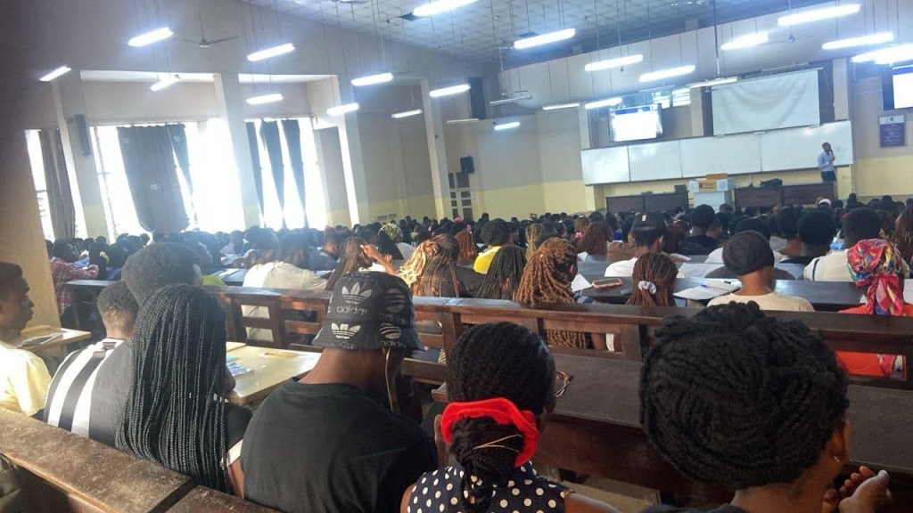 Hereâ€™s a pic of a level 100 class at a Ghanaian university.