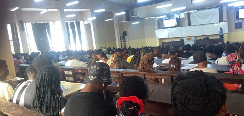 Hereâ€™s a pic of a level 100 class at a Ghanaian university.